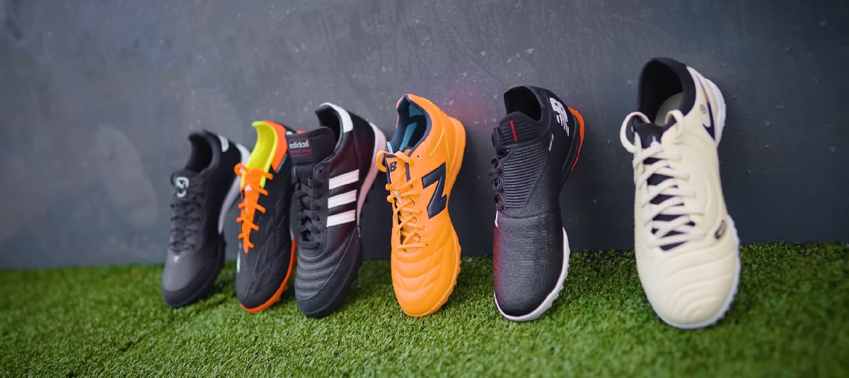 Football shoes for turf and artificial grass