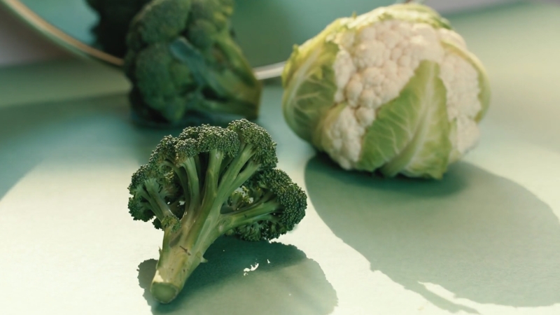 Fresh broccoli and cauliflower placed on a table