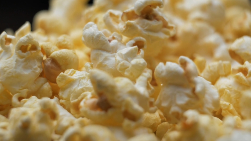 Close-up of air-popped popcorn, a fiber-rich whole grain snack that supports healthy digestion