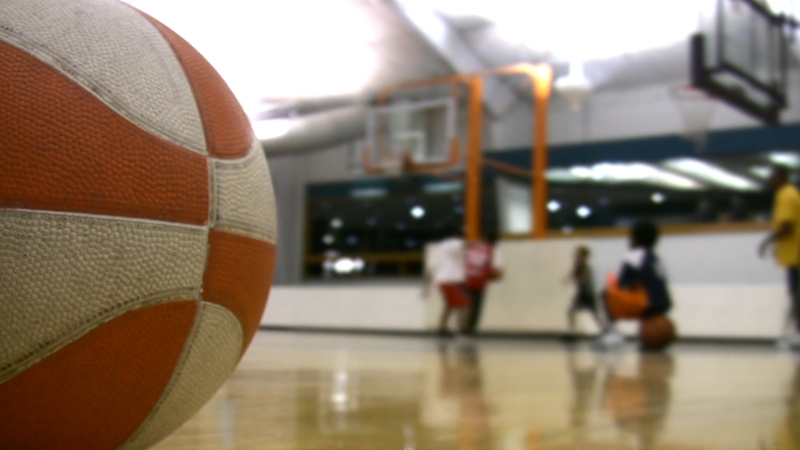 Youth basketball practice scene highlighting early versus late specialization paths in professional sports training