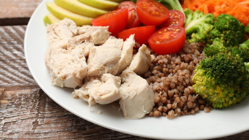 Balanced meal with chicken, buckwheat, broccoli, and vegetables used for macro tracking
