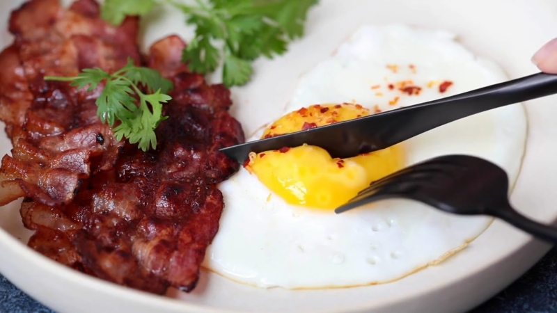 Breakfast with eggs and bacon as part of a new weight-loss plan routine change